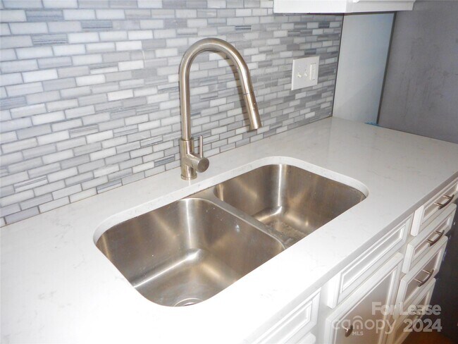 Building Photo - 10921 Hunter Trail Ln