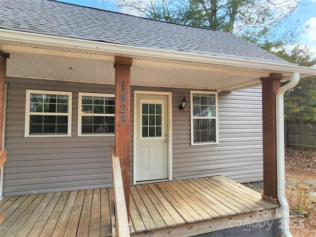 Building Photo - 1423 Oakshade Ave