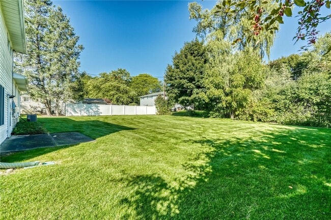 Building Photo - 241 Willowcrest Dr