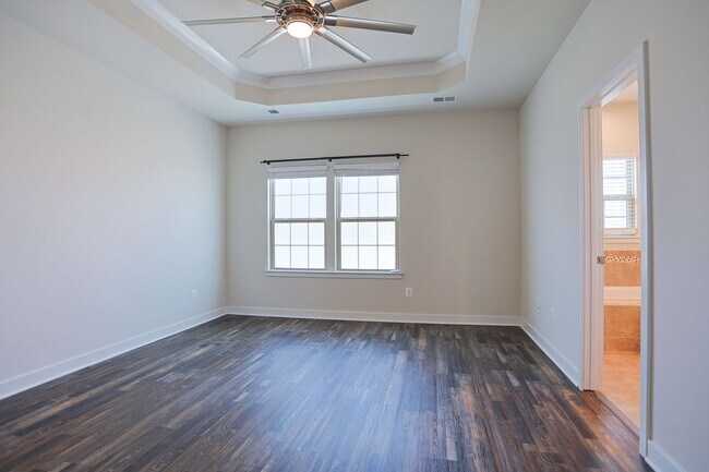 Building Photo - Welcome home to this move-in ready end uni...