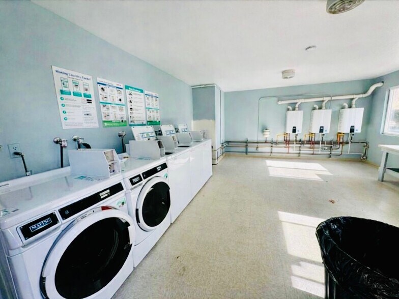 Building Photo - 1676 Maple Ave