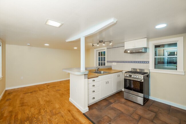 Building Photo - Available Northbrae Garden Cottage!