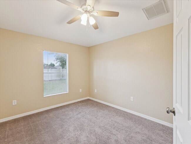 Building Photo - Don't Miss This Move-in Ready 4/2/2