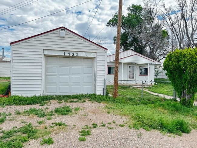Building Photo - SINGLE-LEVEL 2 BEDROOM, 1 BATHROOM, SINGLE...