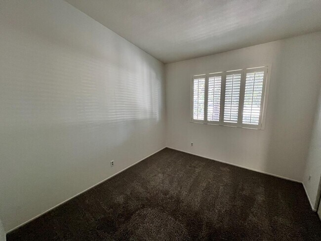 Building Photo - 1018 Cedar Gables Dr