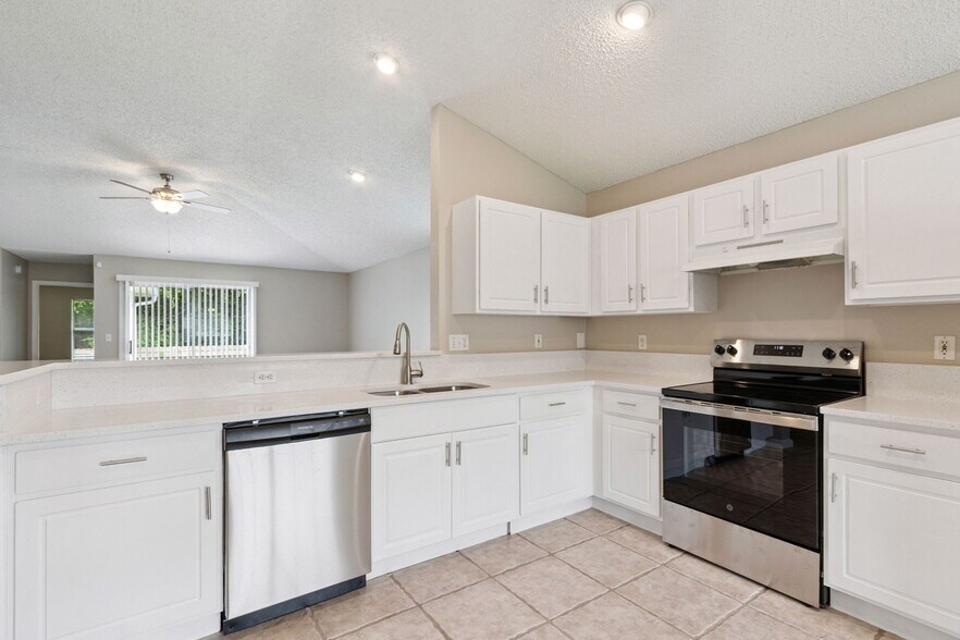 Kitchen - 268 Southlake Dr
