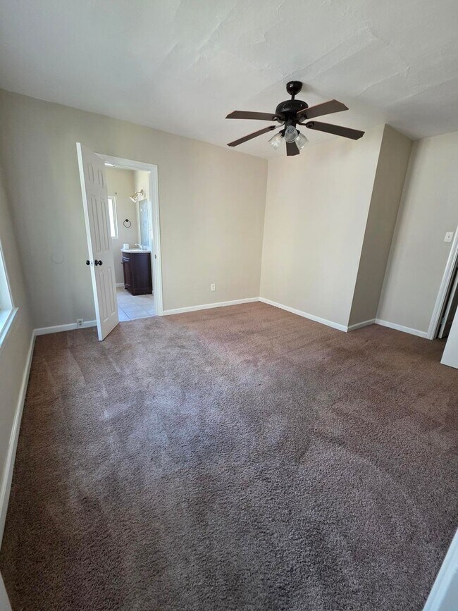 Building Photo - 2641 N Arrowhead Ave
