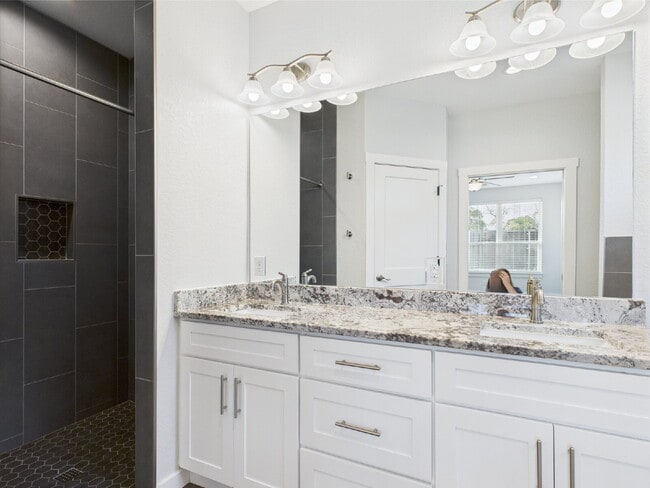 Building Photo - 3-Bed, 2-Bath Home in Fredericksburg – You...
