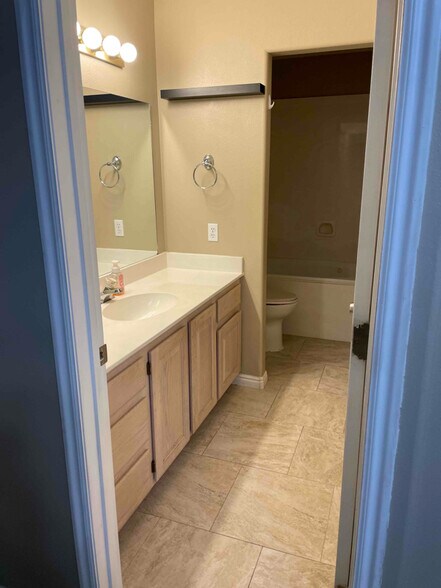 Building Photo - 550 Diagonal St