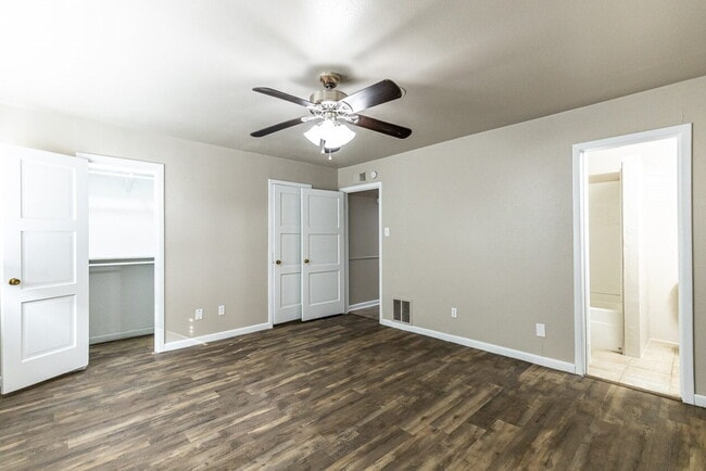 Building Photo - Completely renovated with beautiful updates!