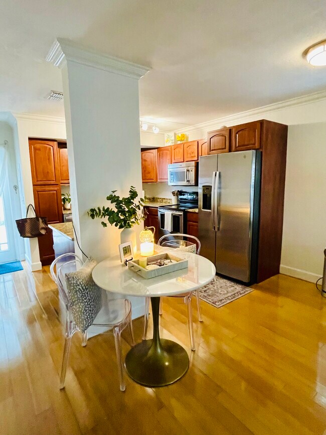 Building Photo - 106 S Habana Ave