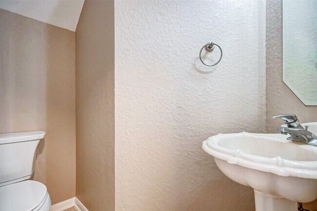 Building Photo - 2022 Ridge Wood Ln