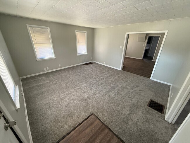 Building Photo - 400 Aspenwald Ave