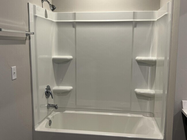 Building Photo - 561 SE 3rd Ter