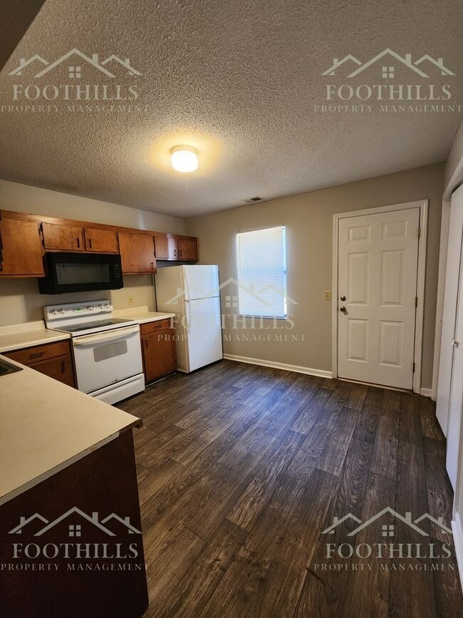 Building Photo - Modern 2-Bedroom Townhouse Near Anderson U...