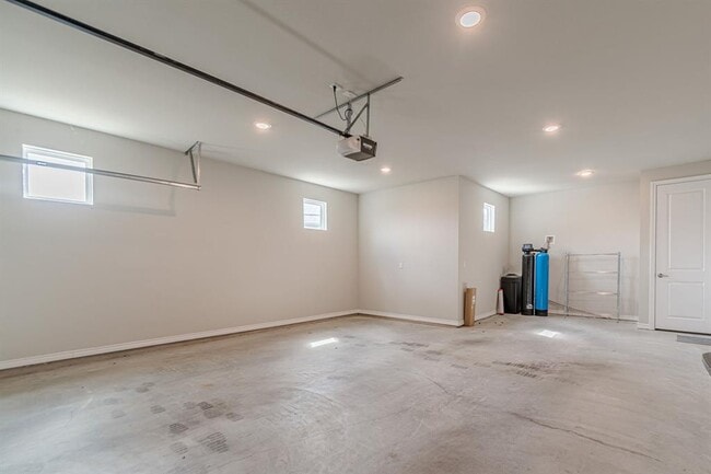 Building Photo - 127 Roaming Rock Trl