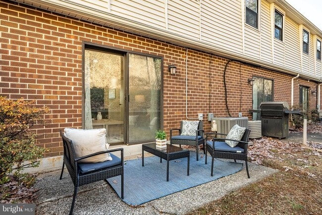 Building Photo - 233 Holly Dr