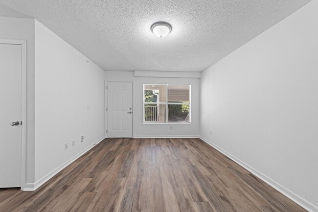 Building Photo - Beautiful Three bedrooms two baths apartment.