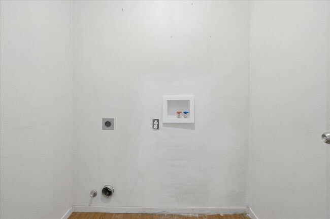 Building Photo - 43379 Leach Rd