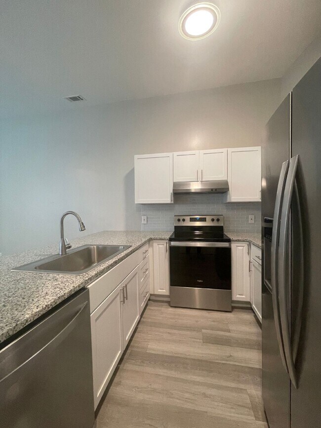 Building Photo - "Charming 1-Bedroom Oasis Just Steps from Panama City Beach!"