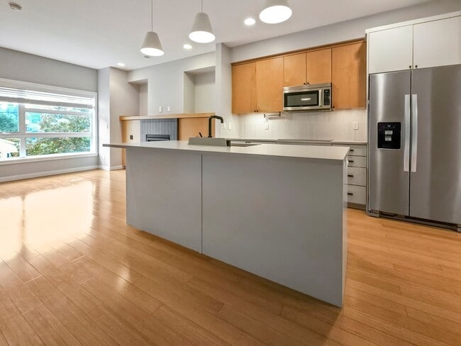 Building Photo - 3-Story Townhouse | 3 Bed, 3.5 Bath | Central Heating | Hardwood Floors | Carpeted Bedrooms | Off...