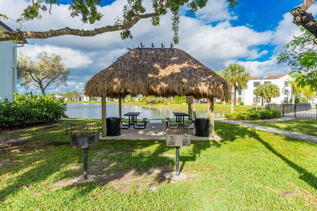 Building Photo - 210 Lake Pointe Dr