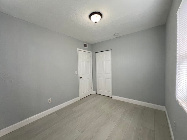 Building Photo - 1273 W 34th St