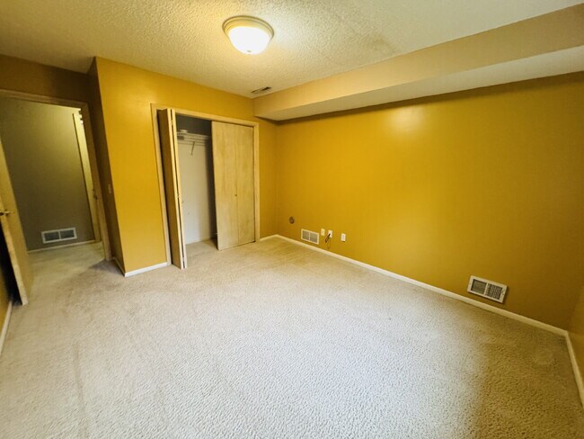 Building Photo - 9120 Trotters Ln