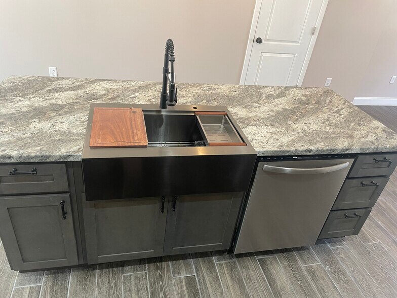 Building Photo - 261 Fairway Dr