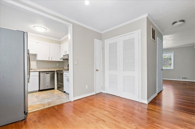 Building Photo - 2412 Peachwood Cir NE