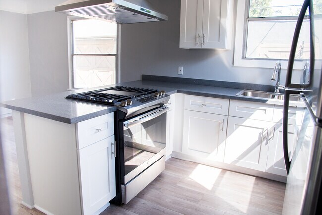 Building Photo - 372 Loma Dr