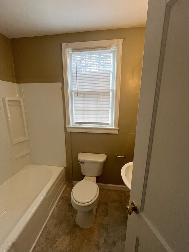 Building Photo - Relax on the Porch: Cozy 2-Bedroom Home in Talladega!!!