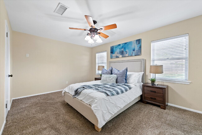 Building Photo - "Spacious 4-Bedroom Hardwood & Granite Fin...