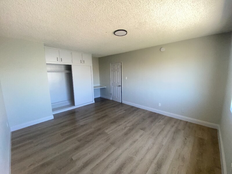 Building Photo - 1126 W 94th St