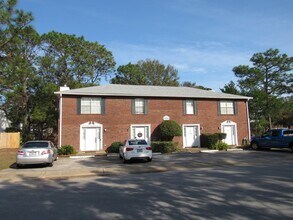 Building Photo - Charming Townhome with Fireplace & Fenced ...