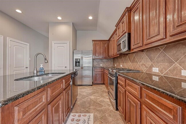Building Photo - 5523 Stoneridge Ct