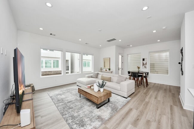 Building Photo - 8320 Brecha Ln