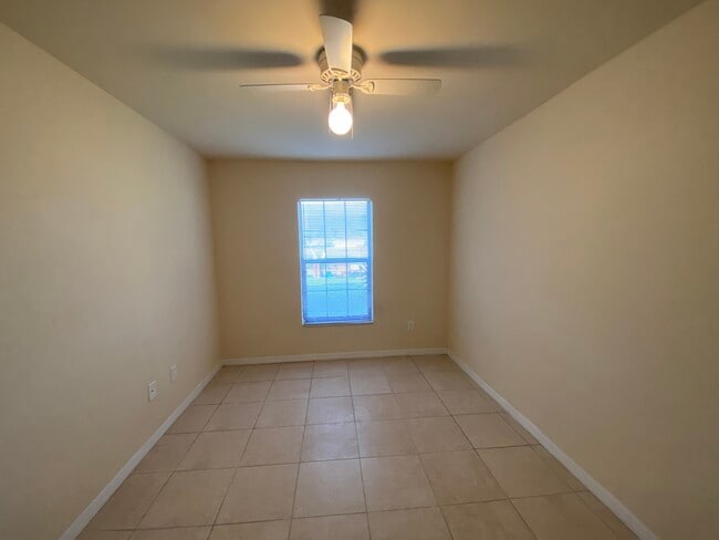 Building Photo - 910 SE 12th Terrace