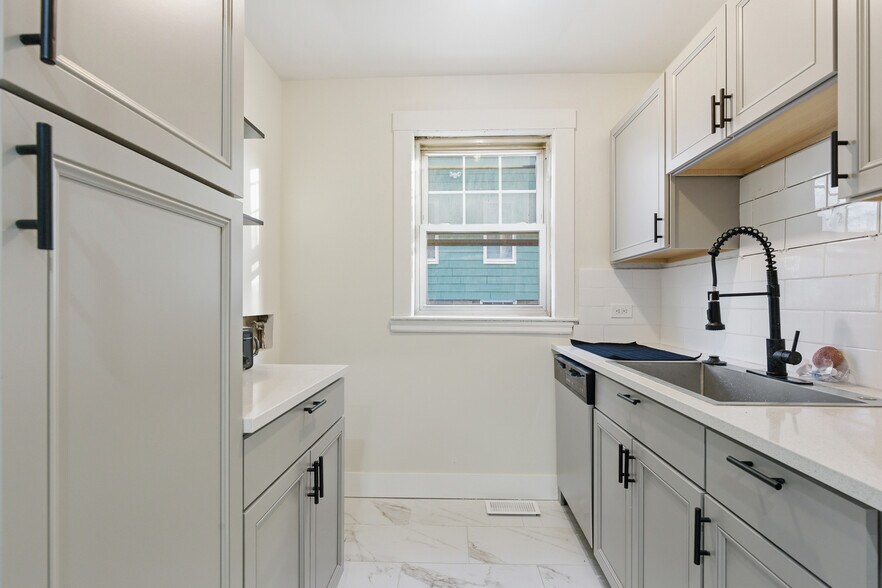 Building Photo - 706 Metropolitan Ave