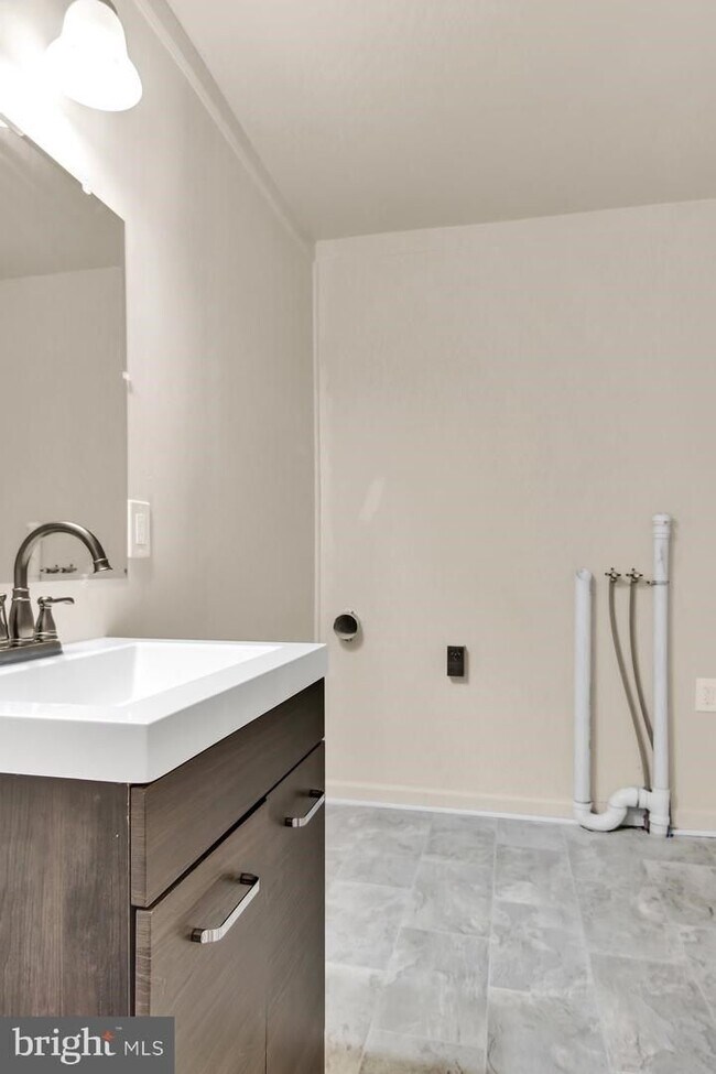 Building Photo - 3 bedroom in CD East Schools