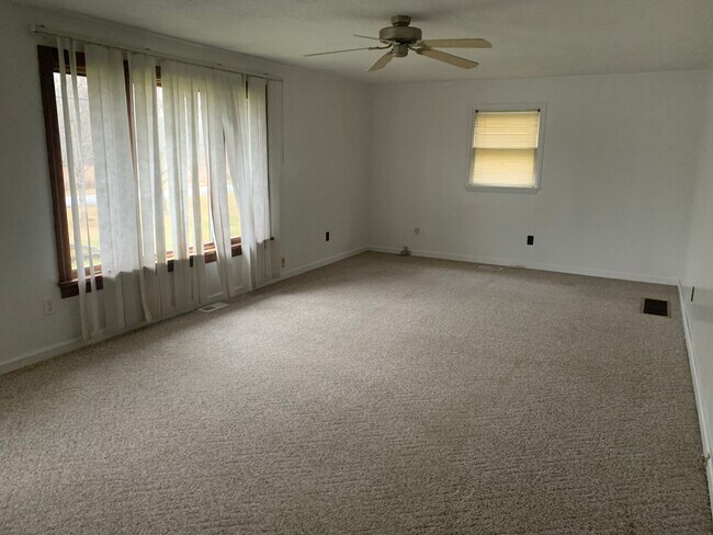 Living room - 6105 Dacola Shores Rd