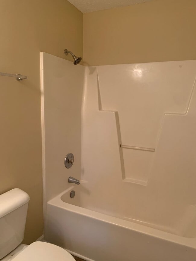 Building Photo - 3 Bedroom 2 Bath on Park Ave. Available