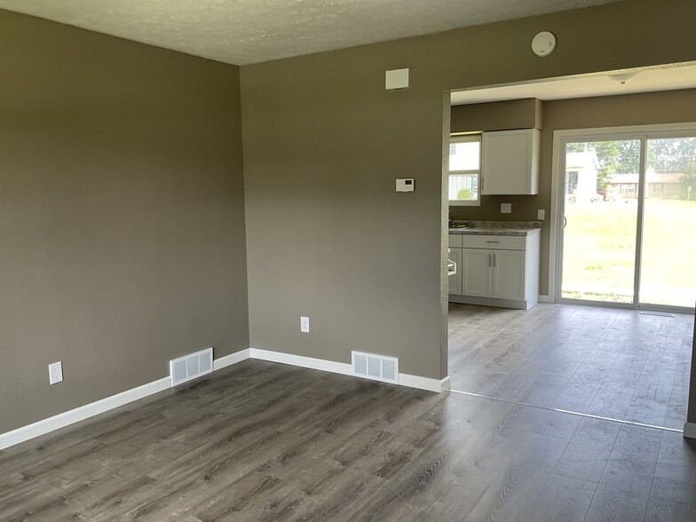 Building Photo - 1841 Lakeview Dr
