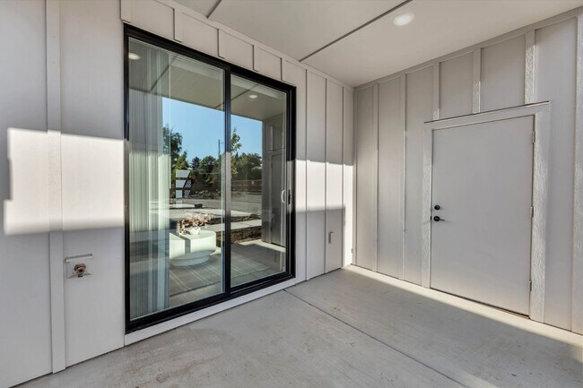 Building Photo - 9910 NE 46th Ct