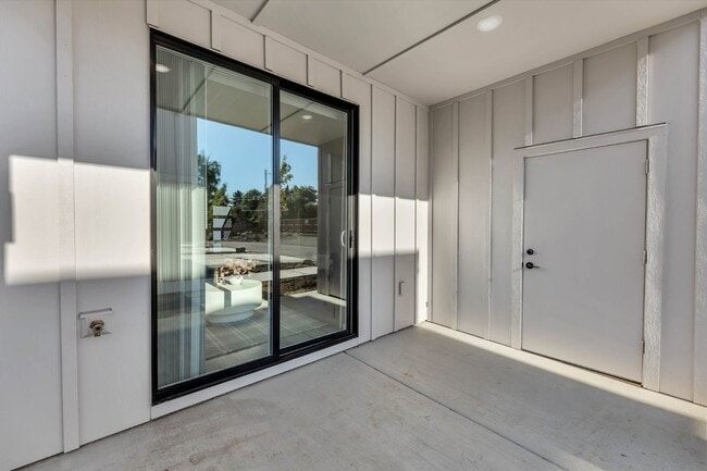 Building Photo - 9913 NE 46th Ct