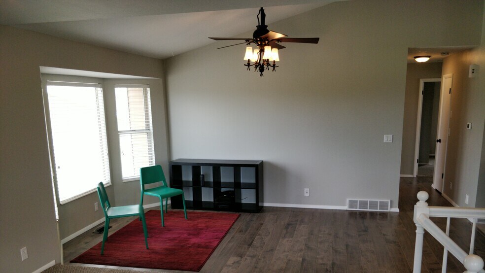 Building Photo - 940 W Red Oaks Dr
