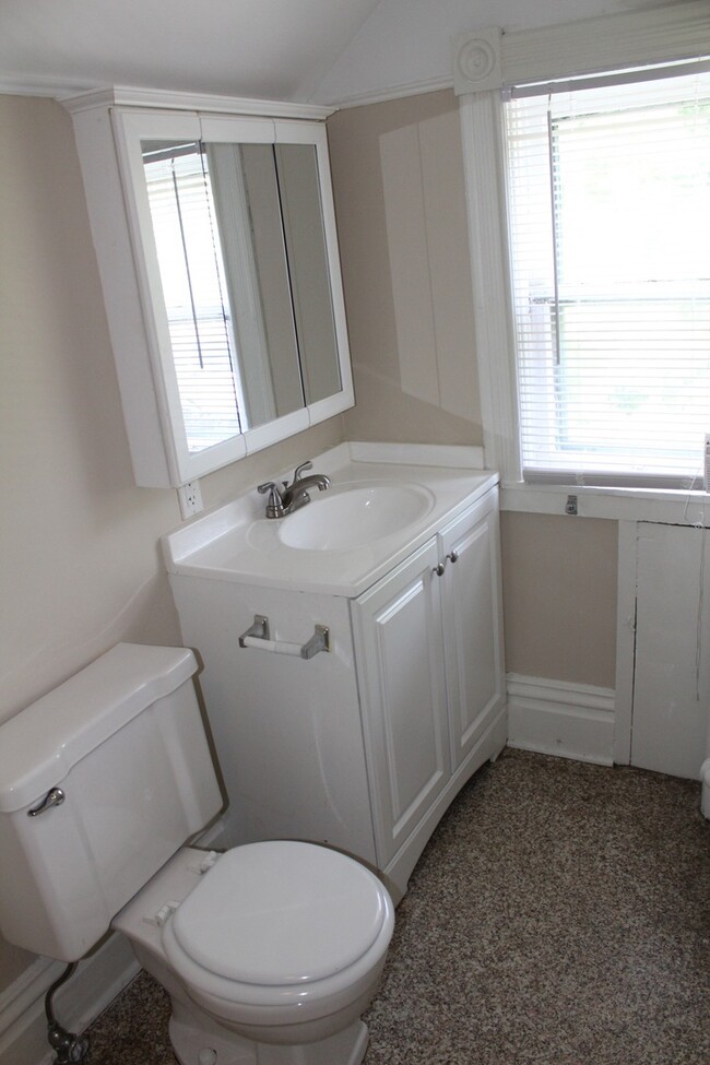 Building Photo - 2 BR Close to Medical Mile with hardwood f...
