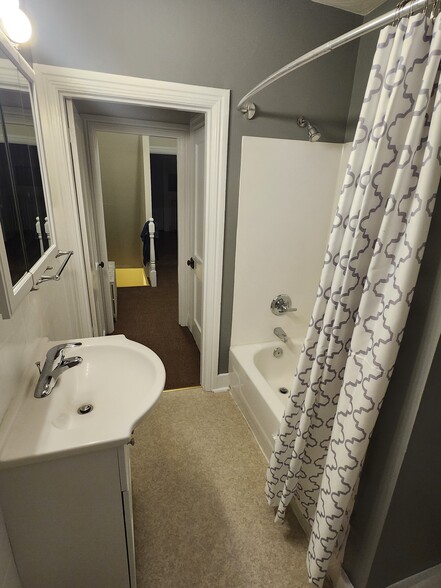 Building Photo - 24 S Market St