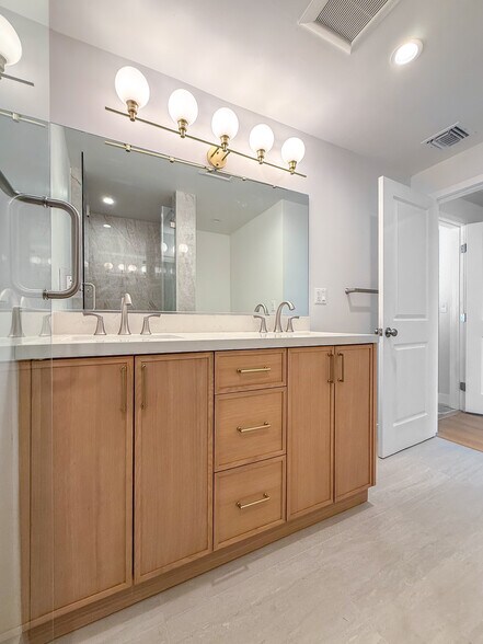 Building Photo - 5935 W 79th St