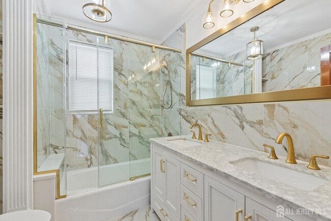 Building Photo - 415 Main St